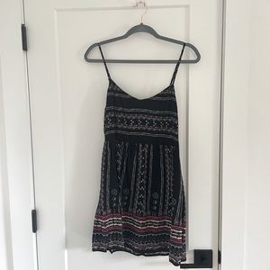 En Creme: Black beachy dress with multi-colored pattern